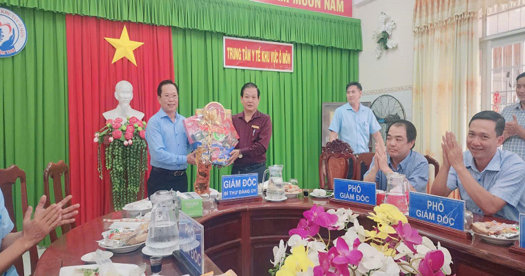 Lãnh đạo Đảng ủy phường Ô Môn thăm và chúc Tết Trung tâm Y tế khu vực Ô Môn